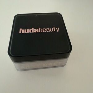 HUDA BEAUTY Easy Bake Loose Powder - pound cake
